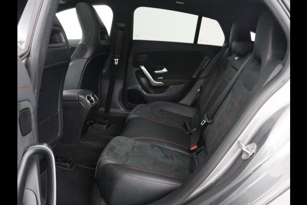 Mercedes-Benz CLA-Klasse Shooting Brake 180 Business Solution AMG | Panoramadak | Stoelverwarming | Memory | Sfeerverlichting | Matrix LED | Leder/Alcantara | Side Assist | Widescreen | Navigatie | Camera | Climate control