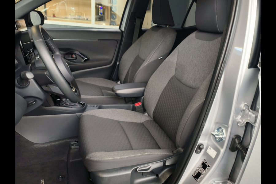 Toyota Yaris Cross 1.5 Hybrid 115 First Edition uit 2025 Rijklaar + Fabrieksgarantie Henk Jongen Auto's in Helmond,  al 50 jaar service zoals 't hoort!