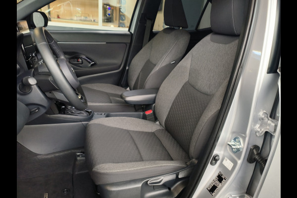 Toyota Yaris Cross 1.5 Hybrid 115 First Edition uit 2025 Rijklaar + Fabrieksgarantie Henk Jongen Auto's in Helmond,  al 50 jaar service zoals 't hoort!