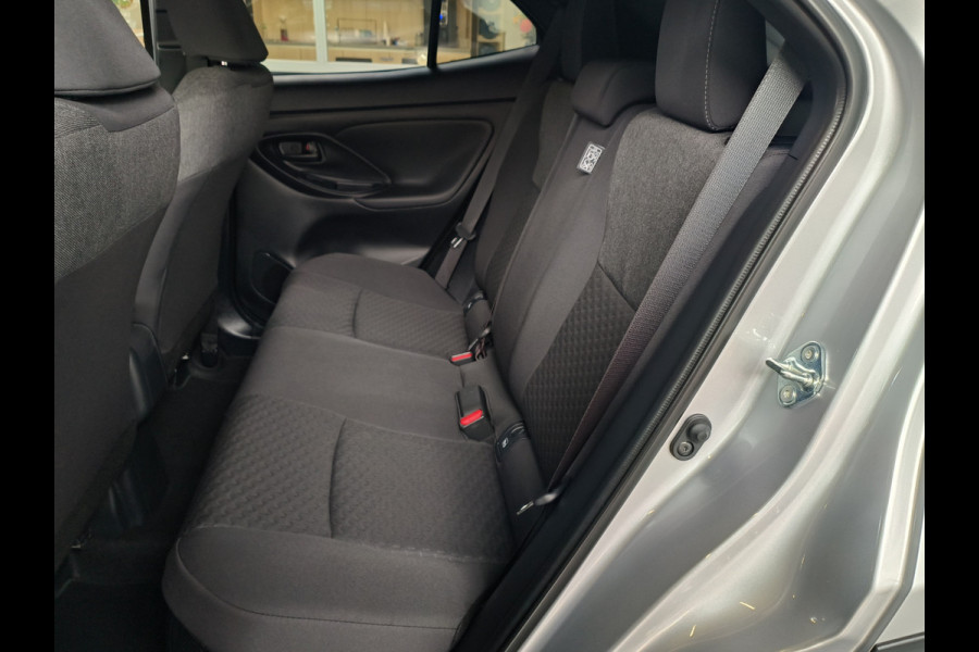 Toyota Yaris Cross 1.5 Hybrid 115 First Edition uit 2025 Rijklaar + Fabrieksgarantie Henk Jongen Auto's in Helmond,  al 50 jaar service zoals 't hoort!
