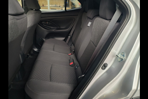 Toyota Yaris Cross 1.5 Hybrid 115 First Edition uit 2025 Rijklaar + Fabrieksgarantie Henk Jongen Auto's in Helmond,  al 50 jaar service zoals 't hoort!