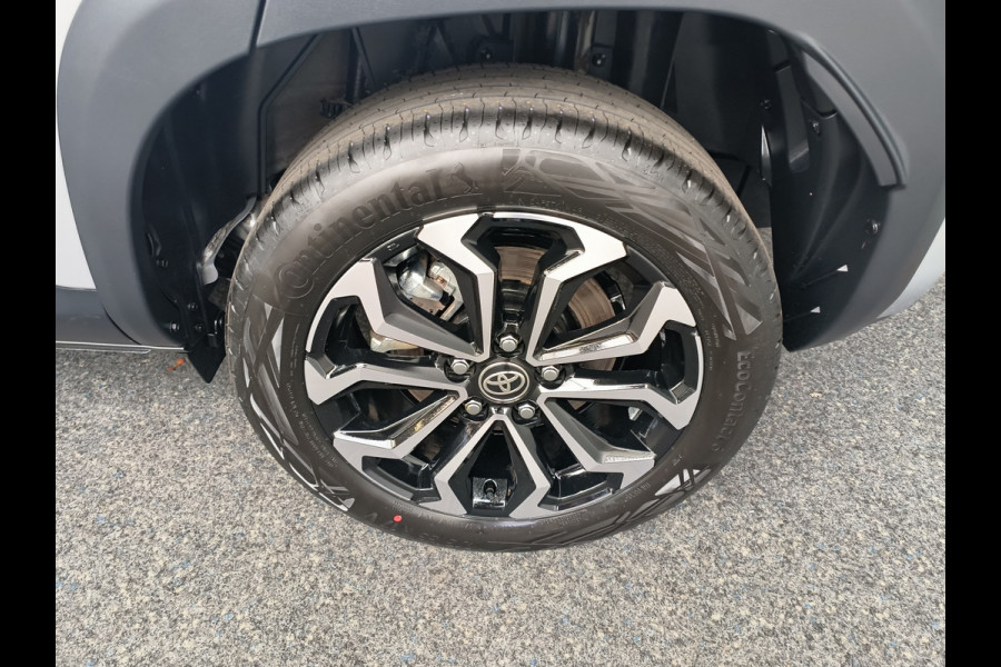 Toyota Yaris Cross 1.5 Hybrid 115 First Edition uit 2025 Rijklaar + Fabrieksgarantie Henk Jongen Auto's in Helmond,  al 50 jaar service zoals 't hoort!