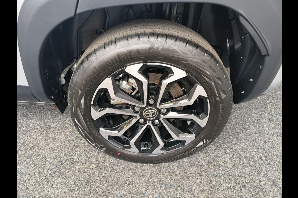 Toyota Yaris Cross 1.5 Hybrid 115 First Edition uit 2025 Rijklaar + Fabrieksgarantie Henk Jongen Auto's in Helmond,  al 50 jaar service zoals 't hoort!