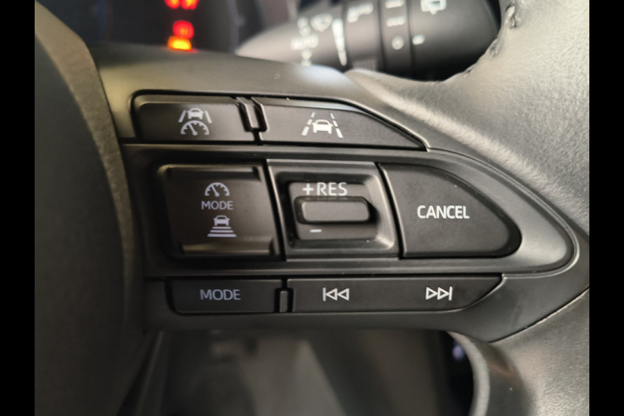 Toyota Yaris Cross 1.5 Hybrid 115 First Edition uit 2025 Rijklaar + Fabrieksgarantie Henk Jongen Auto's in Helmond,  al 50 jaar service zoals 't hoort!