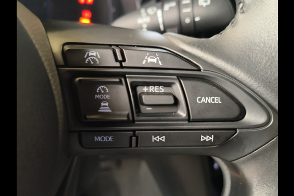 Toyota Yaris Cross 1.5 Hybrid 115 First Edition uit 2025 Rijklaar + Fabrieksgarantie Henk Jongen Auto's in Helmond,  al 50 jaar service zoals 't hoort!