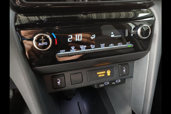 Toyota Yaris Cross 1.5 Hybrid 115 First Edition uit 2025 Rijklaar + Fabrieksgarantie Henk Jongen Auto's in Helmond,  al 50 jaar service zoals 't hoort!