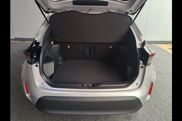 Toyota Yaris Cross 1.5 Hybrid 115 First Edition uit 2025 Rijklaar + Fabrieksgarantie Henk Jongen Auto's in Helmond,  al 50 jaar service zoals 't hoort!