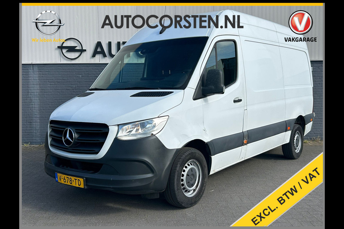Mercedes-Benz Sprinter 314 2.2CDI 143pk Automaat L2H2 EURO 6 *Diverse Schades Rondom* Navi Camera Ecc Keyless Bluetooth Navigatie-pakket Elektr.Spiegels+Verwarmd BlindSpot-Assist Regensensor Bordherkenning Trekhaak 3.500kg Trekvermogen Betonplex Wandbetimmerd