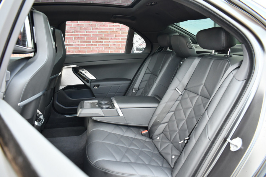 BMW 7 Serie 750e xDrive M-Sport Pro Frozen-Grey Auto-Doors Exe-Drive-Pro Trekhaak