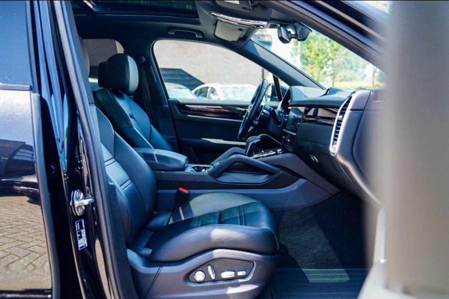 Porsche Cayenne 3.0 E-Hybrid Platinum Edition | Panorama | Sport Chrono | Lane Assist | Trekhaak | Luchtvering | Stoelventilatie