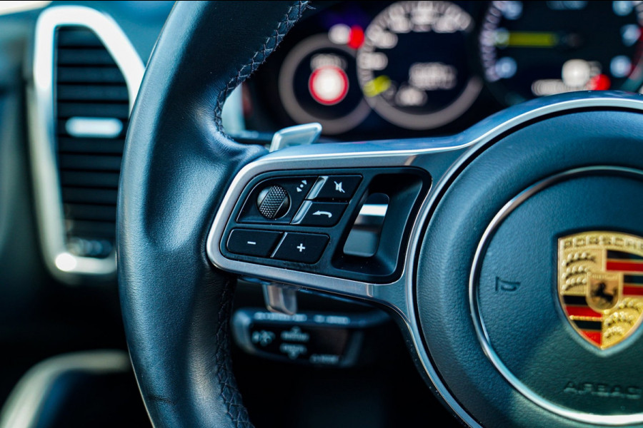 Porsche Cayenne 3.0 E-Hybrid Platinum Edition | Panorama | Sport Chrono | Lane Assist | Trekhaak | Luchtvering | Stoelventilatie