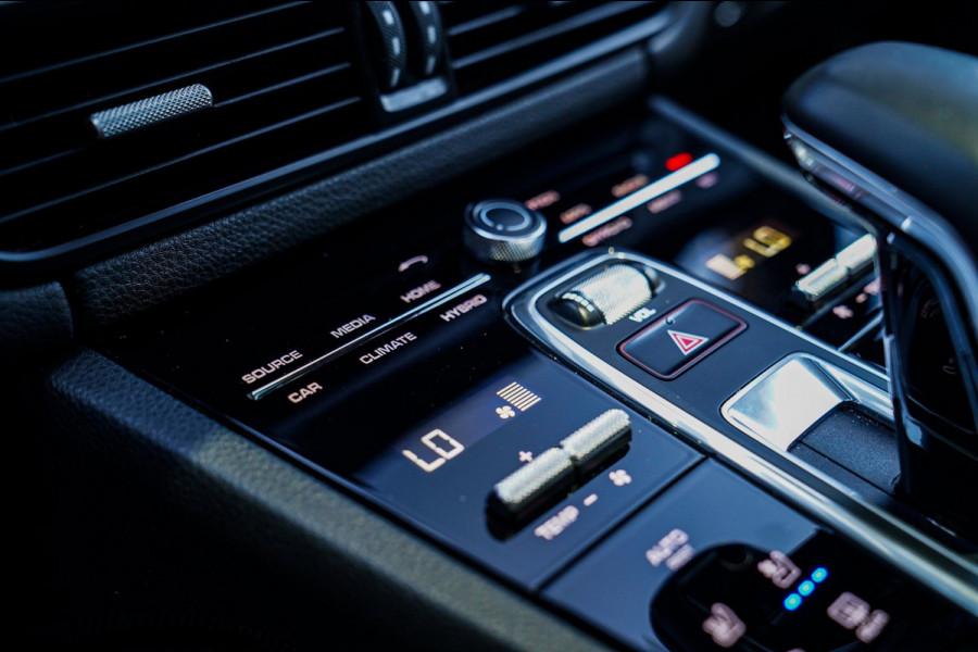 Porsche Cayenne 3.0 E-Hybrid Platinum Edition | Panorama | Sport Chrono | Lane Assist | Trekhaak | Luchtvering | Stoelventilatie