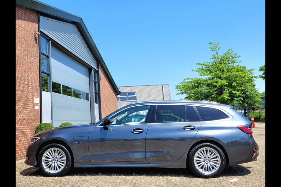 BMW 3 Serie Touring 320e Luxury - Pano, Trekhaak, Laser (NL NAP BTW)