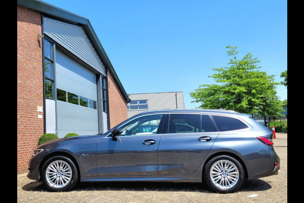 BMW 3 Serie Touring 320e Luxury - Pano, Trekhaak, Laser (NL NAP BTW)