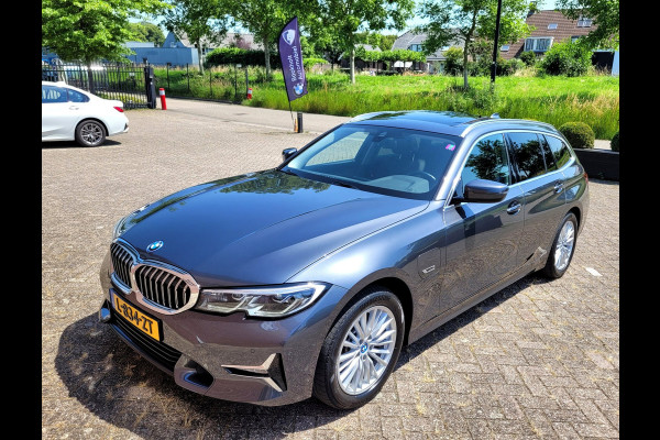 BMW 3 Serie Touring 320e Luxury - Pano, Trekhaak, Laser (NL NAP BTW)