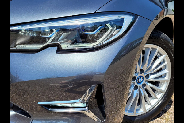 BMW 3 Serie Touring 320e Luxury - Pano, Trekhaak, Laser (NL NAP BTW)