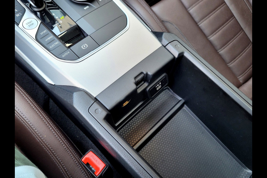 BMW 3 Serie Touring 320e Luxury - Pano, Trekhaak, Laser (NL NAP BTW)
