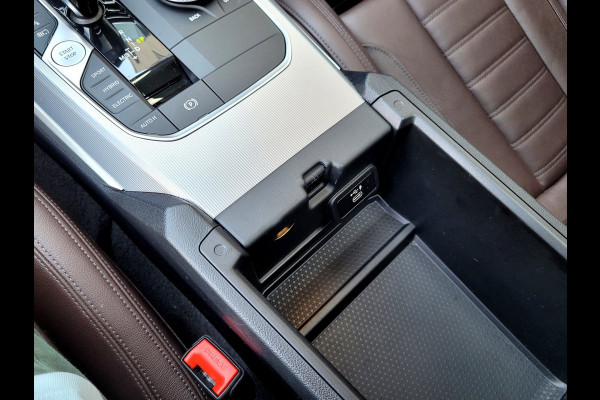 BMW 3 Serie Touring 320e Luxury - Pano, Trekhaak, Laser (NL NAP BTW)