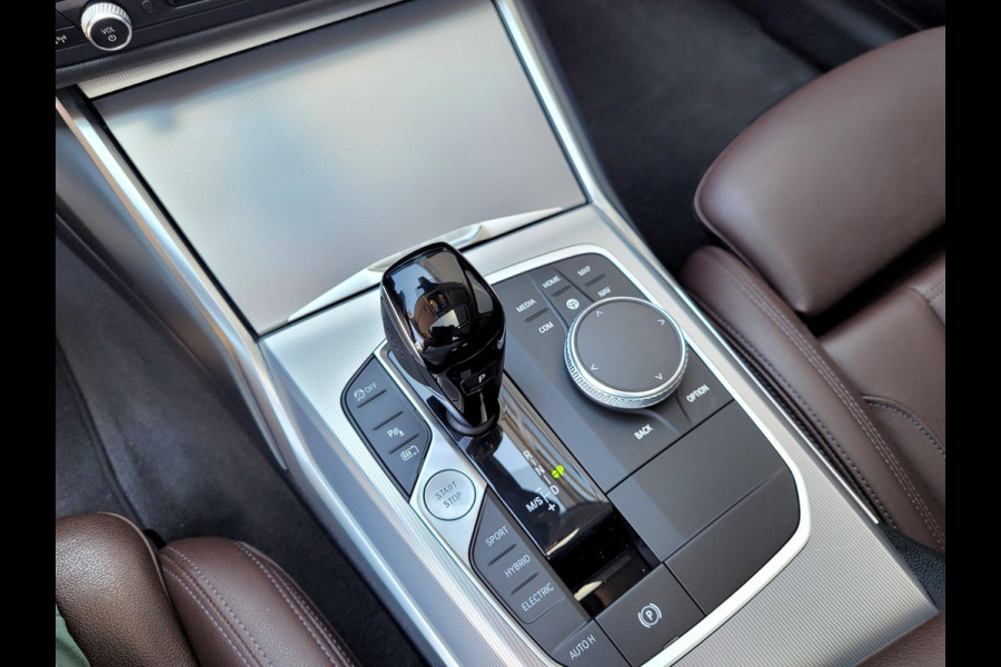 BMW 3 Serie Touring 320e Luxury - Pano, Trekhaak, Laser (NL NAP BTW)