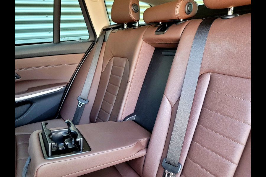BMW 3 Serie Touring 320e Luxury - Pano, Trekhaak, Laser (NL NAP BTW)