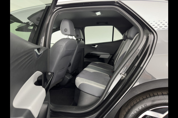 Volkswagen ID.3 First Plus 58 kWh [ 3-Fase-11kW] {SoH-88%} (INCL-BTW) Aut. *FULL-LED | HEATED-COMFORTSEATS | CAMERA | DIGI-COCKPIT | NAVI-FULLMAP | KEYLESS | PRIVACY-GLASS | AMBIENT-LIGHT | ECC | PDC | CRUISE | 19''ALU*