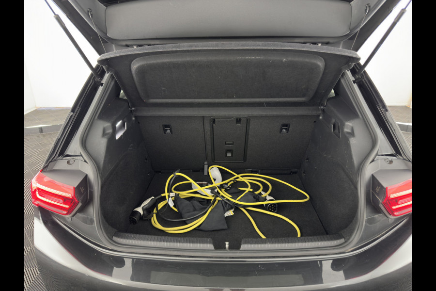 Volkswagen ID.3 First Plus 58 kWh [ 3-Fase-11kW] {SoH-88%} (INCL-BTW) Aut. *FULL-LED | HEATED-COMFORTSEATS | CAMERA | DIGI-COCKPIT | NAVI-FULLMAP | KEYLESS | PRIVACY-GLASS | AMBIENT-LIGHT | ECC | PDC | CRUISE | 19''ALU*
