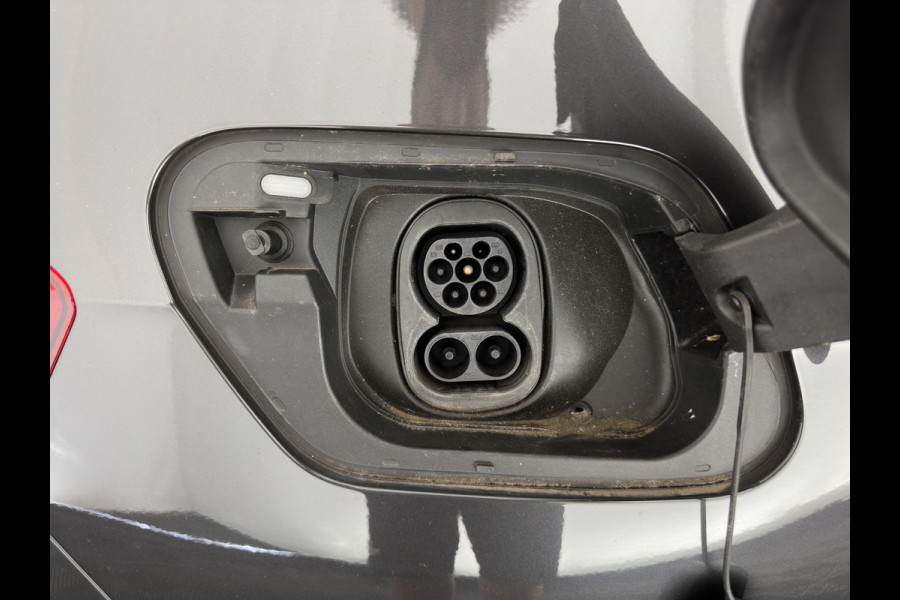 Volkswagen ID.3 First Plus 58 kWh [ 3-Fase-11kW] {SoH-88%} (INCL-BTW) Aut. *FULL-LED | HEATED-COMFORTSEATS | CAMERA | DIGI-COCKPIT | NAVI-FULLMAP | KEYLESS | PRIVACY-GLASS | AMBIENT-LIGHT | ECC | PDC | CRUISE | 19''ALU*