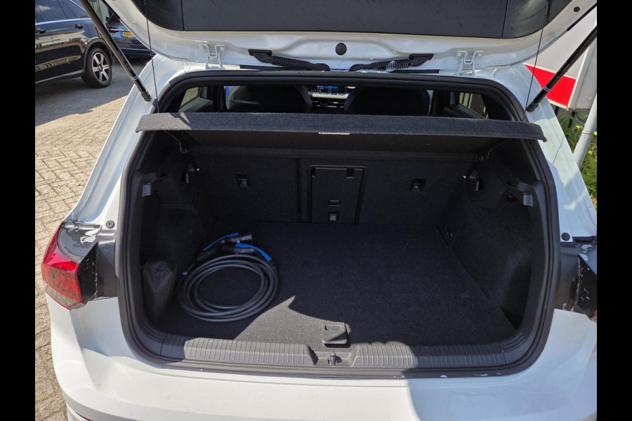 Volkswagen Golf 1.4 eHybrid GTE 19"/Adaptieve cruise/Lane + Travel assist/Front assist/Virtual Cockpit/Apple Carplay & Android auto/PDC v+a
