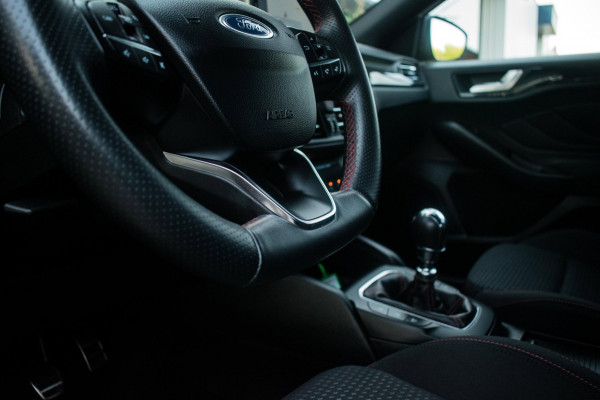 Ford Focus 1.0 EcoBoost ST Line BlackPack NL-auto [ Carplay Spoiler Extra Getint Parkeersensoren Rijstrooksensor Cruise Control ]