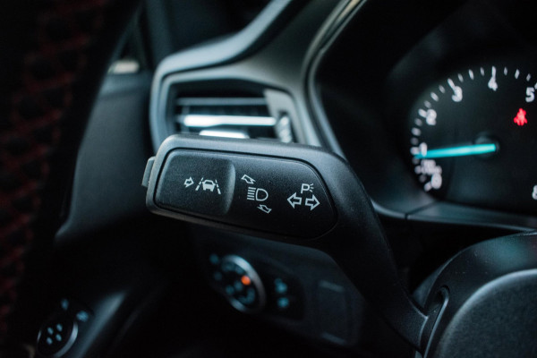 Ford Focus 1.0 EcoBoost ST Line BlackPack NL-auto [ Carplay Spoiler Extra Getint Parkeersensoren Rijstrooksensor Cruise Control ]