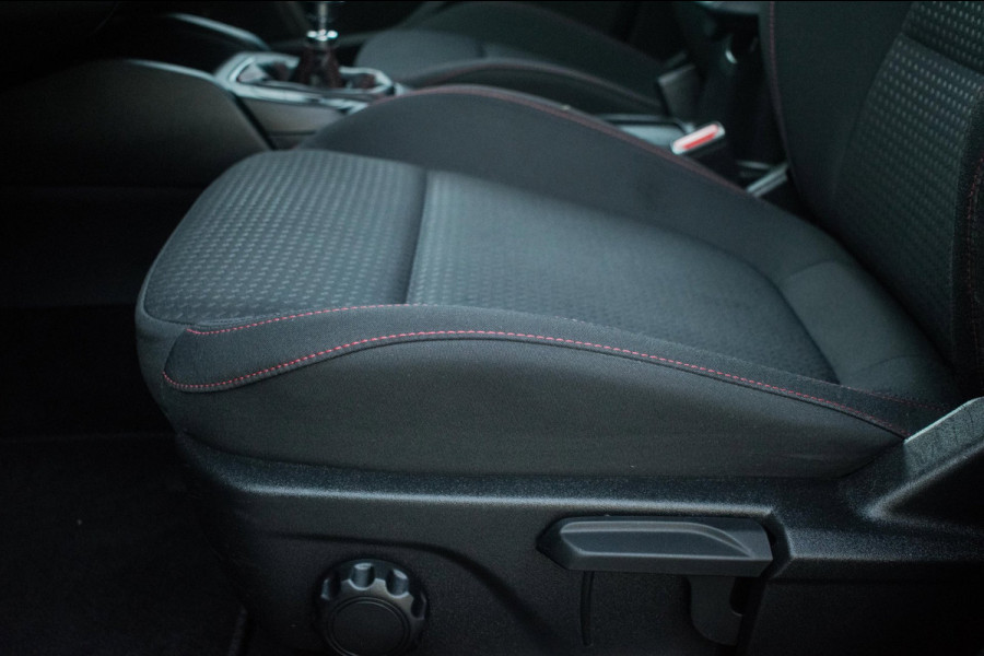 Ford Focus 1.0 EcoBoost ST Line BlackPack NL-auto [ Carplay Spoiler Extra Getint Parkeersensoren Rijstrooksensor Cruise Control ]