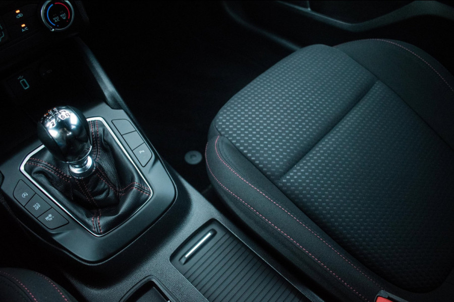 Ford Focus 1.0 EcoBoost ST Line BlackPack NL-auto [ Carplay Spoiler Extra Getint Parkeersensoren Rijstrooksensor Cruise Control ]