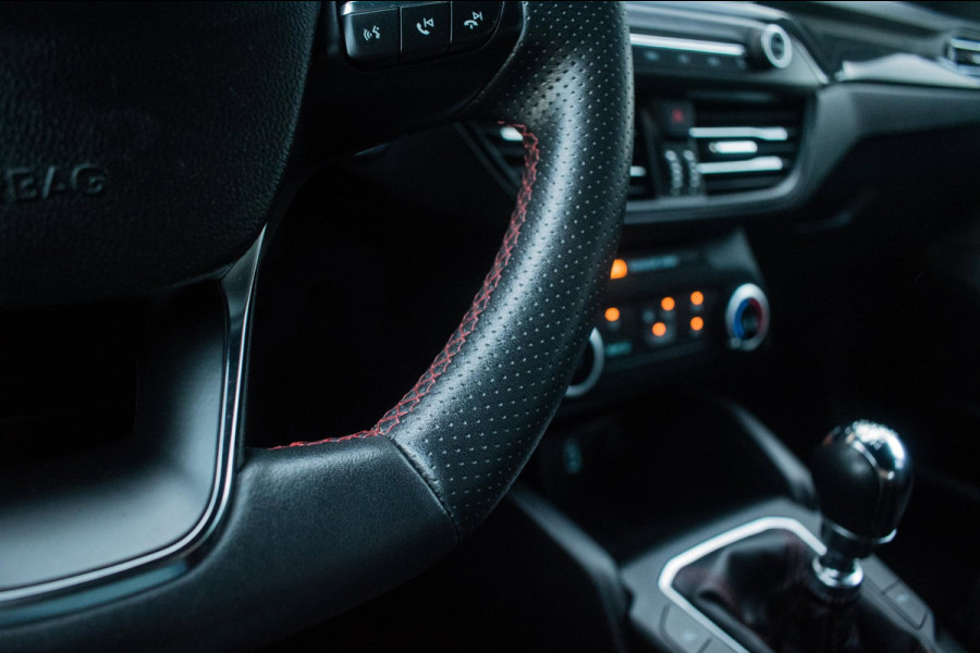 Ford Focus 1.0 EcoBoost ST Line BlackPack NL-auto [ Carplay Spoiler Extra Getint Parkeersensoren Rijstrooksensor Cruise Control ]