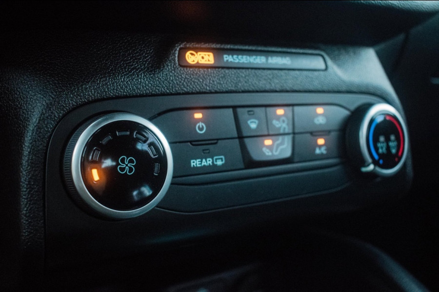 Ford Focus 1.0 EcoBoost ST Line BlackPack NL-auto [ Carplay Spoiler Extra Getint Parkeersensoren Rijstrooksensor Cruise Control ]