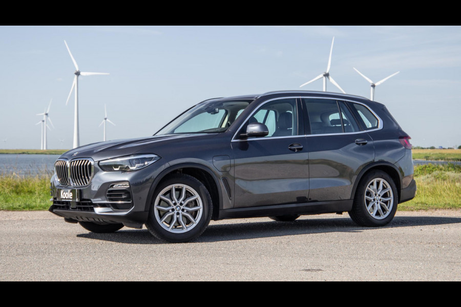BMW X5 xDrive45e High Executive CARPLAY / CAMERA / DEALER ONDERHOUDEN / ZWART LEER / STOELVERWARMING / TREKHAAK