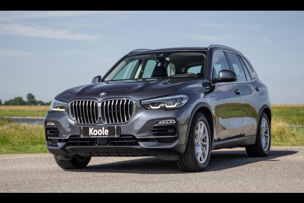 BMW X5 xDrive45e High Executive CARPLAY / CAMERA / DEALER ONDERHOUDEN / ZWART LEER / STOELVERWARMING / TREKHAAK