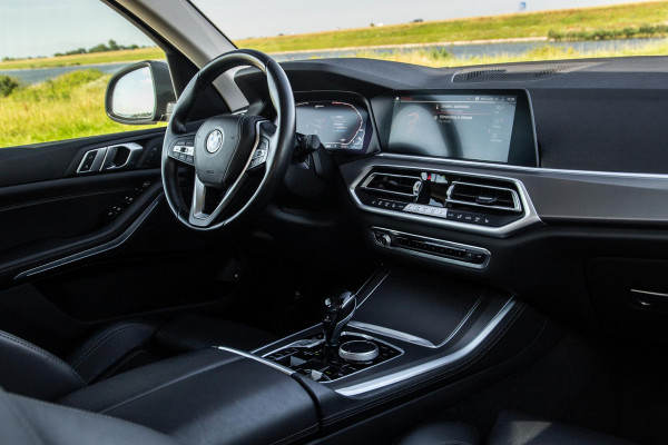 BMW X5 xDrive45e High Executive CARPLAY / CAMERA / DEALER ONDERHOUDEN / ZWART LEER / STOELVERWARMING / TREKHAAK