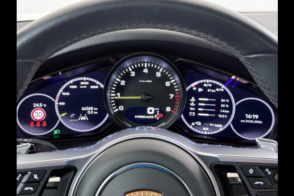 Porsche Cayenne 3.0 E-Hybrid Platinum Edition VAN: 77.900,- VOOR: 72.440,- UW WKVOORDEEL: 5.460,- | MEM. SEATS | Luchtvering | pano | stoelverwarming + verkoeling | 360 camera | Bose | sportchrono | mega knappe auto! | incl 12 mnd Bovag garantie |