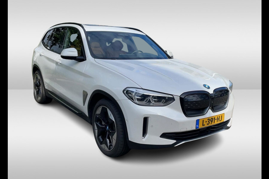 BMW iX3 High Executive 80 kWh / SoH 91,8 % / Trekhaak / Panoramadak / Camera / Head-up / 20'' / Leder / Harman Kardon / Navigatie / Memory seats / Dodehoek / DAB / Stoelverwarming / Cruise Control Adaptief