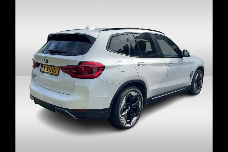 BMW iX3 High Executive 80 kWh / SoH 91,8 % / Trekhaak / Panoramadak / Camera / Head-up / 20'' / Leder / Harman Kardon / Navigatie / Memory seats / Dodehoek / DAB / Stoelverwarming / Cruise Control Adaptief