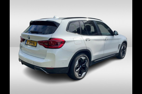 BMW iX3 High Executive 80 kWh / SoH 91,8 % / Trekhaak / Panoramadak / Camera / Head-up / 20'' / Leder / Harman Kardon / Navigatie / Memory seats / Dodehoek / DAB / Stoelverwarming / Cruise Control Adaptief