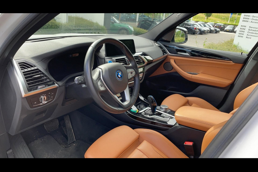 BMW iX3 High Executive 80 kWh / SoH 91,8 % / Trekhaak / Panoramadak / Camera / Head-up / 20'' / Leder / Harman Kardon / Navigatie / Memory seats / Dodehoek / DAB / Stoelverwarming / Cruise Control Adaptief