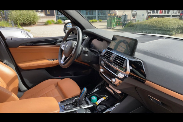 BMW iX3 High Executive 80 kWh / SoH 91,8 % / Trekhaak / Panoramadak / Camera / Head-up / 20'' / Leder / Harman Kardon / Navigatie / Memory seats / Dodehoek / DAB / Stoelverwarming / Cruise Control Adaptief