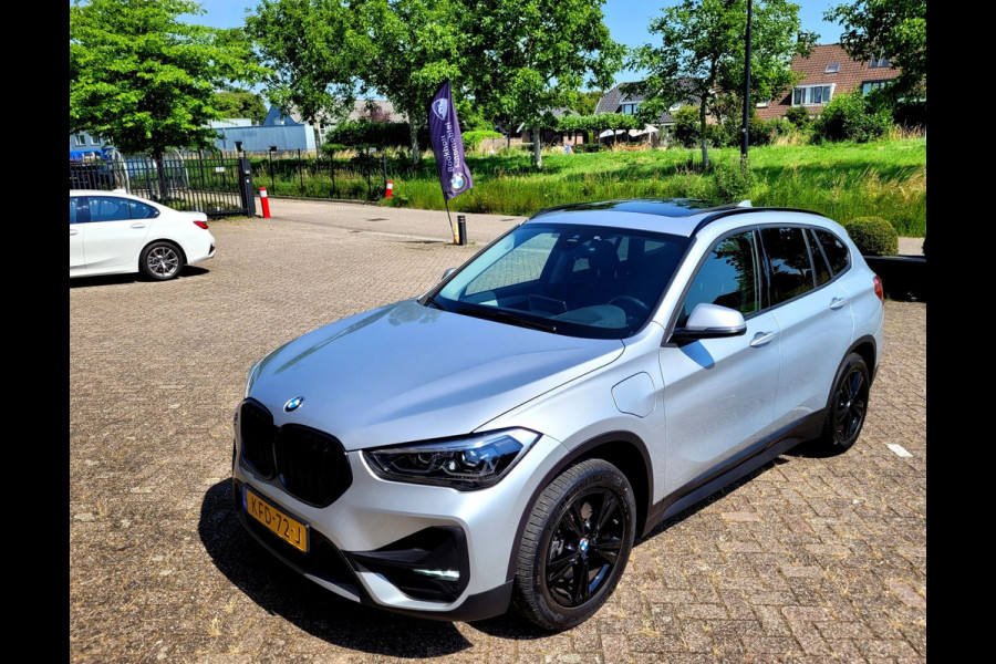 BMW X1 XDrive25e Pano, HUD, Cam, Harman, M-stuur, Leer