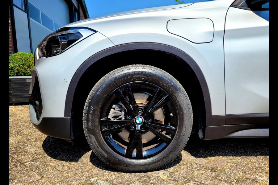 BMW X1 XDrive25e Pano, HUD, Cam, Harman, M-stuur, Leer
