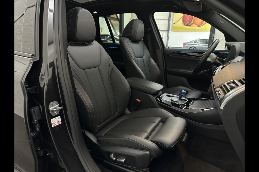 BMW iX3 M-Sport | Sophisto Grey! | Panorama | ACC | Leder | Memory | El. Trekhaak 97.6% SOH | Sfeerverlichting | 3-Zone Clima | Carplay | LED | Btw auto, 35400,= ex. | Rijklaar incl. Bovag garantie!