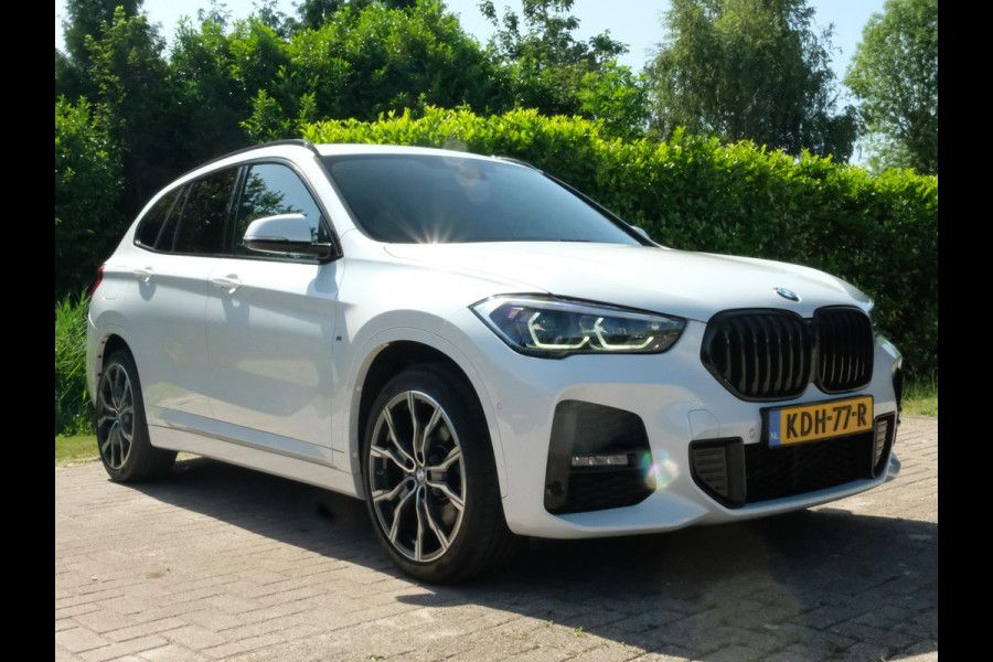BMW X1 xDrive25e M Sport 220 PK | M-Sport | Trekhaak | 19 inch | Camera | Sportstoelen | Stoelverwarming | Adaptive Led | Elektrische achterklep