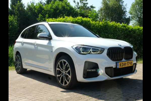 BMW X1 xDrive25e M Sport 220 PK | M-Sport | Trekhaak | 19 inch | Camera | Sportstoelen | Stoelverwarming | Adaptive Led | Elektrische achterklep