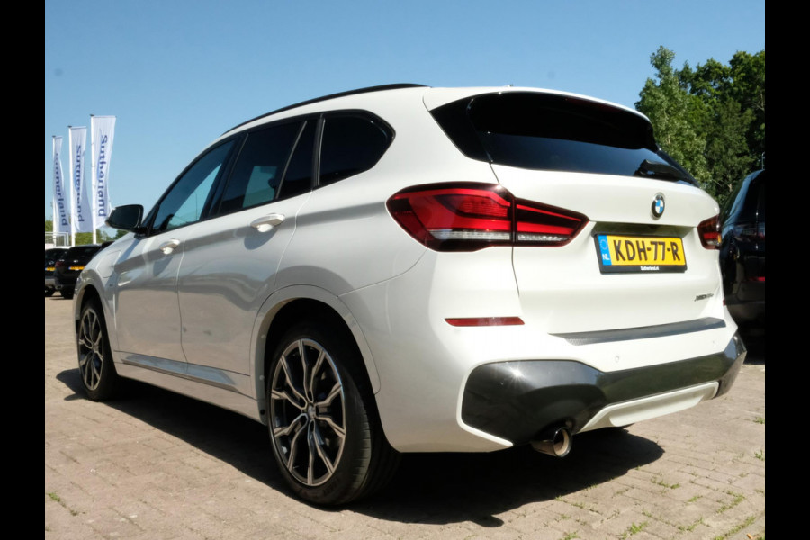 BMW X1 xDrive25e M Sport 220 PK | M-Sport | Trekhaak | 19 inch | Camera | Sportstoelen | Stoelverwarming | Adaptive Led | Elektrische achterklep