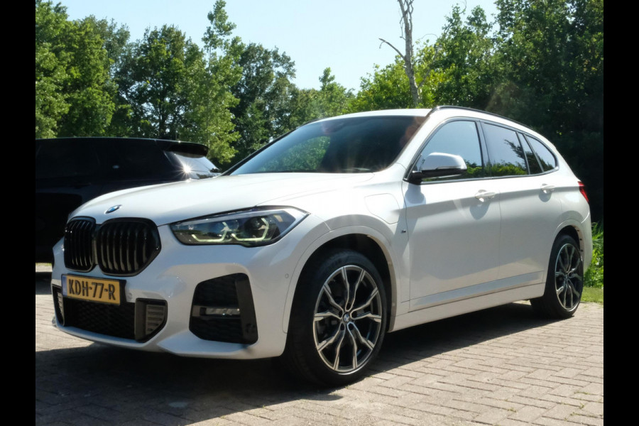 BMW X1 xDrive25e M Sport 220 PK | M-Sport | Trekhaak | 19 inch | Camera | Sportstoelen | Stoelverwarming | Adaptive Led | Elektrische achterklep
